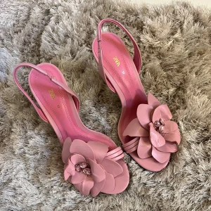 ZARA klackskor🩷 - Rosa klacksko från Zara med blomdetalj & stenar på, ca 6 cm höga. Aldrig använda, nyskick👠. 