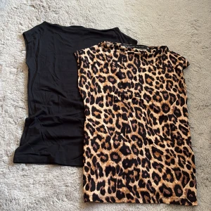 Två toppar från lager 157 - Säljer  två kortärmade toppar från lager 157 i storlek XS. Topparna har klassisk rund hals och ärmlös design, perfekt för att sticka ut. Materialet är mjukt och följsamt. 