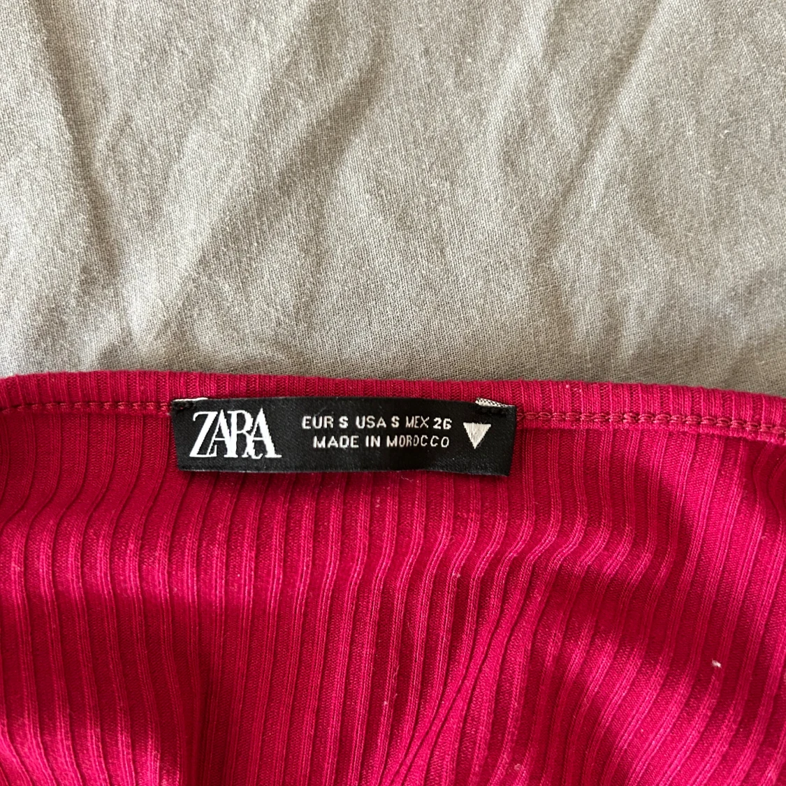 Ribbad vinröd topp från Zara - 1