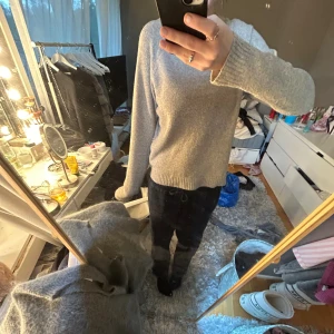 Beige stickad tröja från Vero Moda - Mysig beige stickad tröja från Vero Moda i storlek S. Tröjan har rund halsringning, långa ärmar och ribbade muddar vid ärmslut och nederkant. Perfekt för lager-på-lager och chill dagar.