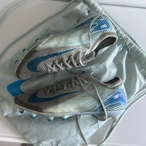 Nike mercurial  - säljer nu mina feta blåa Nike mercurials, populär färg och skorna är i bra skick men ganska använda! Där av priset, nypris 3000 säljer de för 599. 