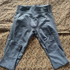 Graphite impact leggings  från DFYNE  - Snygga impact leggings i färgen Graphite! Jag har min vanliga storlek M i dessa då dem är sterchiga men ändå sitter där dem ska  och väldigt bekväma. Använda några gånger men i jättefint skick. 