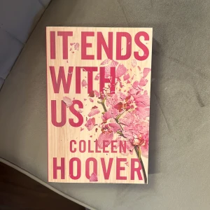 It Ends With Us - En gripande och känslosam roman om kärlek, mod och svåra val. Perfekt för dig som gillar starka berättelser och vill läsa något som verkligen berör. En modern favorit bland unga vuxna som vill ha en bok att sträckläsa och diskutera med vänner. Öppen för bud! 