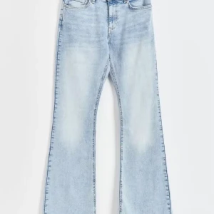 Ljusblå low wais bootcut jeans - Snygga ljusblå jeans med låg midja från gina tricot i bootcut-modell. Jeansen har klassisk femficksdesign, normal passform och är tillverkade i mjukt denimtyg. Perfekta för dig som gillar en retroinspirerad look med utsvängda ben.