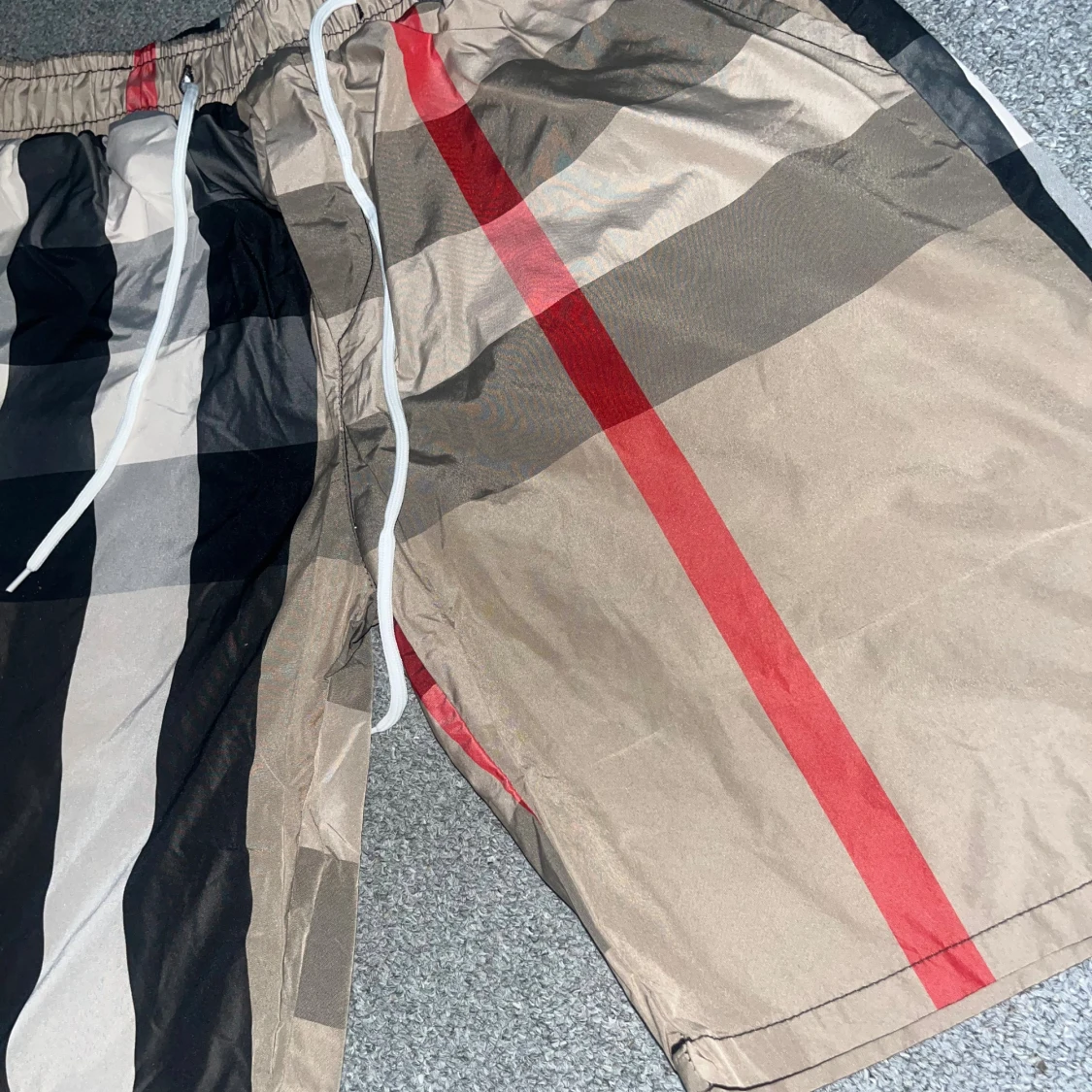 Rutigta shorts med snörning - 1