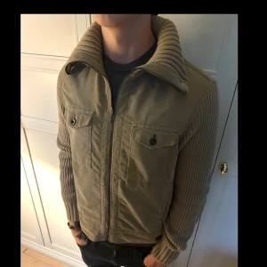 Cardigan  - Säljer denna snygga cardigan med krage perfekt inför hösten🍂modellen är ca 180 cm lång och väger 70 kg. Tveka inte på att kontakta mig vid minsta fundering🙌
