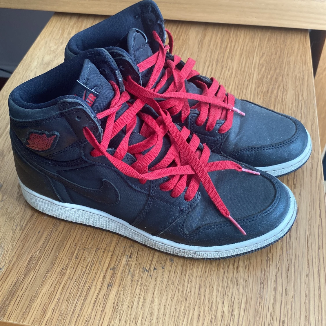 Nike Air Jordan 1 svart/röd sneakers
