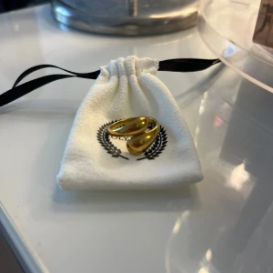 Ring från Olympia - Poseidon 003 från Olympia. One size och justerbar. Aldrig använd