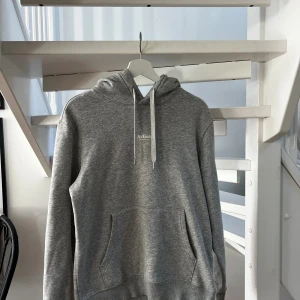 Hoodie - Hoodie ifrån h&m stl S, finns en fläck (se bild) tycker dock ej det syns tydligt. Fint skick i övrigt 