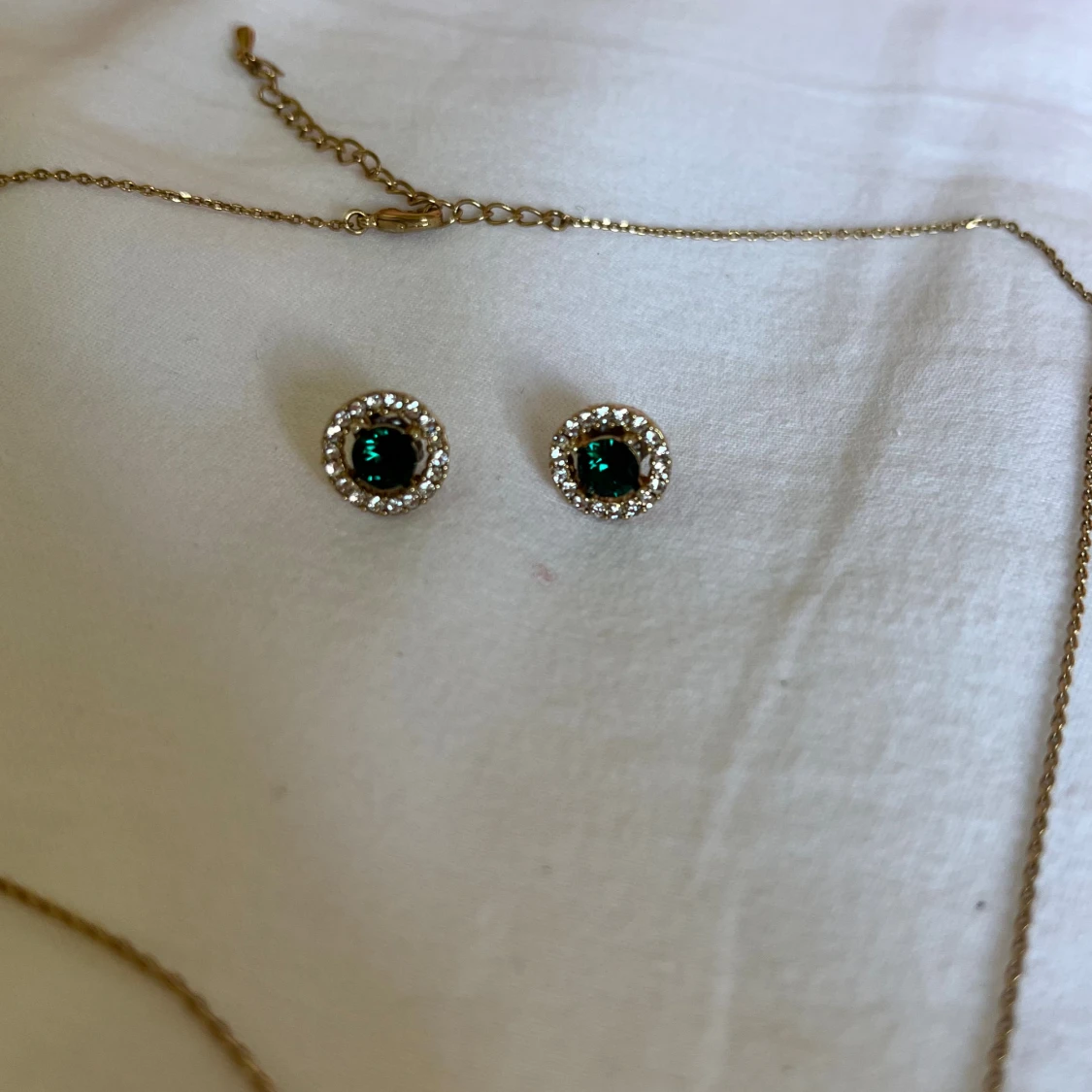 Guldigt halsband och örhängen med gröna stenar Lily and Rose - 1