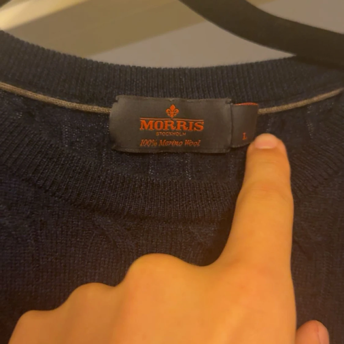 Mörkblå kabelstickad tröja Morris - 1