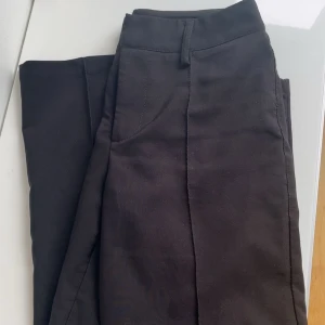 Madlady kostymbyxor - Säljer mina Madlady kostymbyxor i modellen Nova 04 Low Raka, storlek 32/ex-short. Byxorna är svarta och säljs för att de inte passar. Har använts ca 3 gånger. Ord pris 649kr.