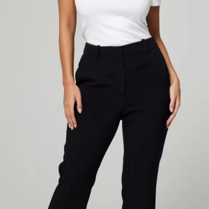 Svarta kostymbyxor med raka ben - Snygga svarta kostymbyxor från bik bok. Absolut använda men utan defekter. 