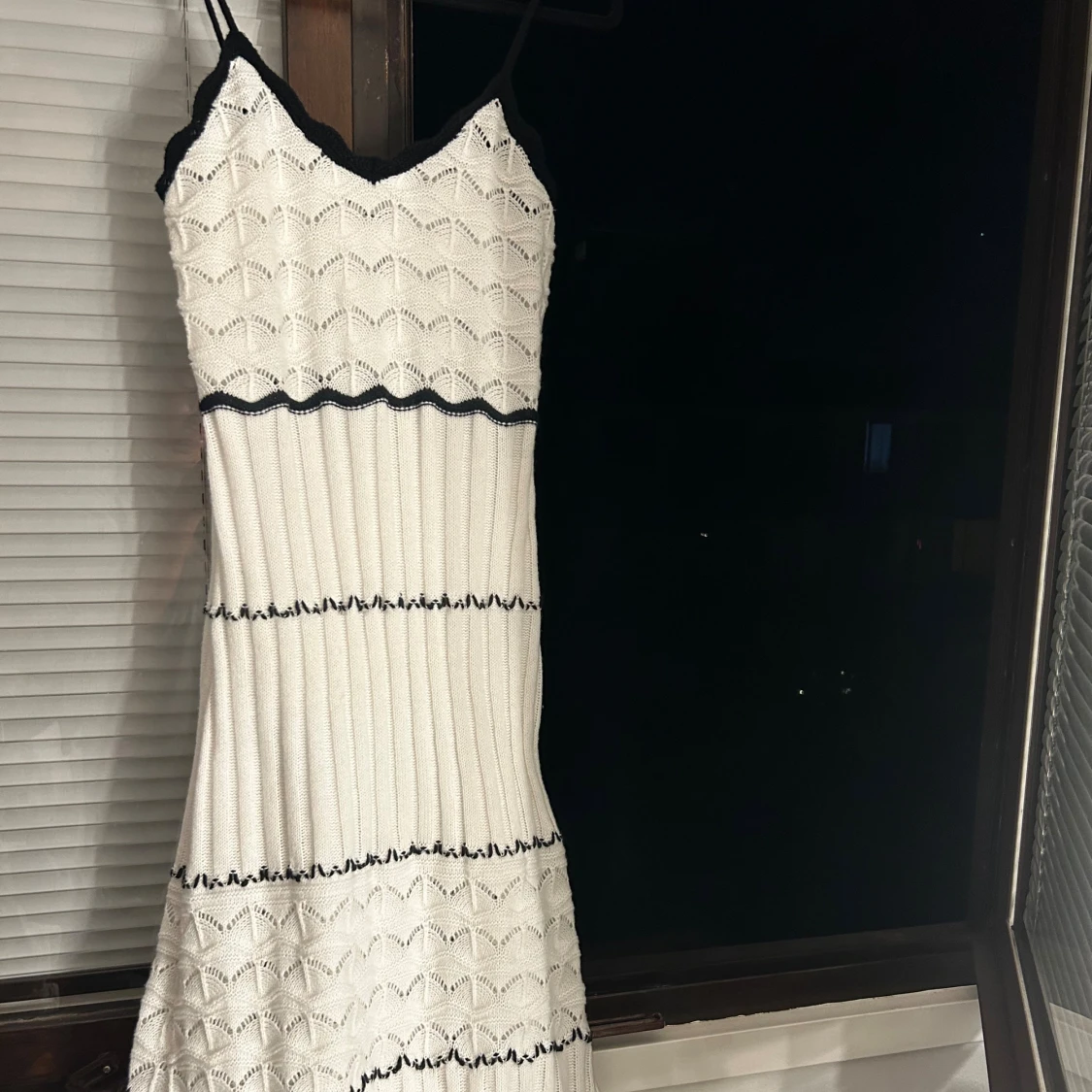 Vit stickad kortklänning med svarta detaljer