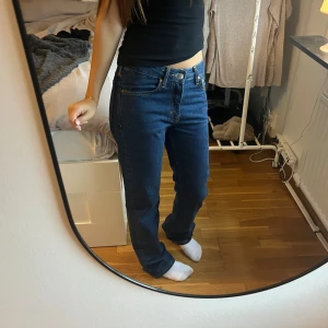 Mörkblå raka jeans - Säljer ett par klassiska mörkblå jeans med raka ben och normal passform. Från bikbok