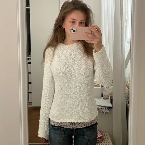 Vit fluffig stickad tröja - Supermjuk och fluffig vit stickad tröja med lång ärm och rund hals. Mysigt material! Storlek 150 men passar S. I princip oanvänd!