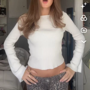 Vit ribbad långärmad tröja - Säljer en vit ribbad långärmad tröja med öppen rygg❣️ så så bra då den är både basic men också fin och inte fööör basic! Så perfekt när man inte vill vara för underklädd eller för överklädd! Säljer då jag har för mycket kläder hahah❣️nypris 279 kr     (tror jag!) 