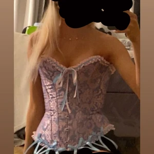 Halloween korsett - Jättefin halloweenkorsett ifrån förra året. Jätte bra om man vill vara prinsessa elelr sjöjungfru som jag va🥹