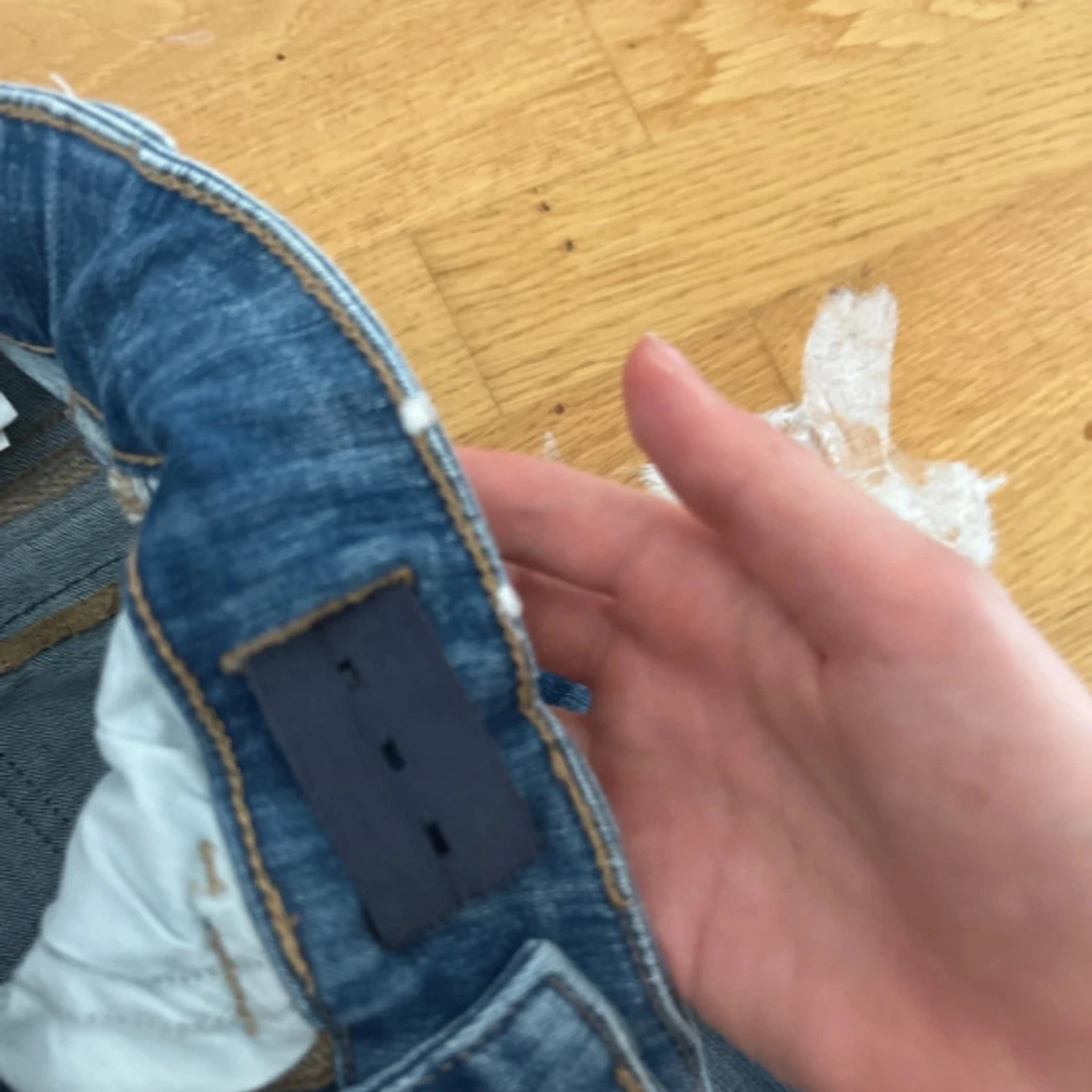 Lågmidjade bootcut jeans med fickdetaljer - 2