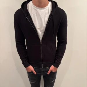 Saint Laurent Hoodie  - Hej! Säljer nu denna väldigt snygga och eftertraktade Saint Laurent Hoodie! Denna modell är extremt sällsynt och säljs inte längre i butik! Storlek S, Skick 9,5/10 (inga defekter) ny pris= 8000 kr, Säljs för= 1499 kr
