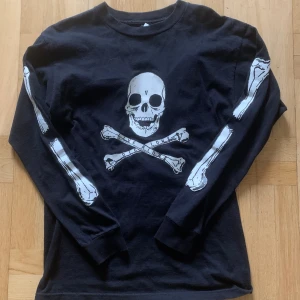 Vlone Crossbones Long Sleeve - Långärmad Vlone t-shirt från 2017/2018. Ganska bra använd. All text på taggen har slitits bort så är osäker på vilken storlek den är men skulle gissa på M/L. Trycket på tröjan har börjat spricka. Skicka gärna prisförslag eller skriv om du har frågor!