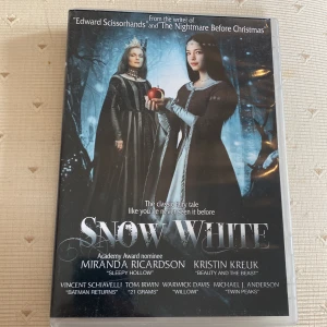 Snow White - En mörk och episk tolkning av den klassiska sagan om Snövit och de sju dvärgarna, skapad av manusförfattaren bakom 'Edward Scissorhands' och 'The Nightmare Before Christmas'. Perfekt för dig som gillar fantasy och äventyr med en modern twist.