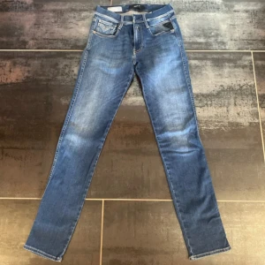 Replay Anbass Hyperflex jeans - As feta jeans med fina detaljer på, priset kan såklart diskuteras!