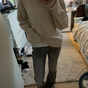 Grå bootcut jeans med raka ben - Säljer ett par grå jeans med bootcut och raka ben. Byxorna har låg midja och klassisk femficksdesign med dubbla knappar framtill. Snygg tvätt och sömmar längs benen ger en cool vibe. Perfekta till sneakers eller boots. Xs/s