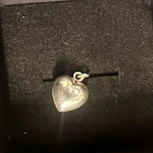 Thomas Sabo berlock  - Jätte fin hjärt berlock från Thoms Sabo i äkta silver. Ljuset gör att den ser lite gul ut men det är den inte!