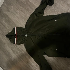 Windbreaker  - Windbreaker i färgen grön, passar både i M o S