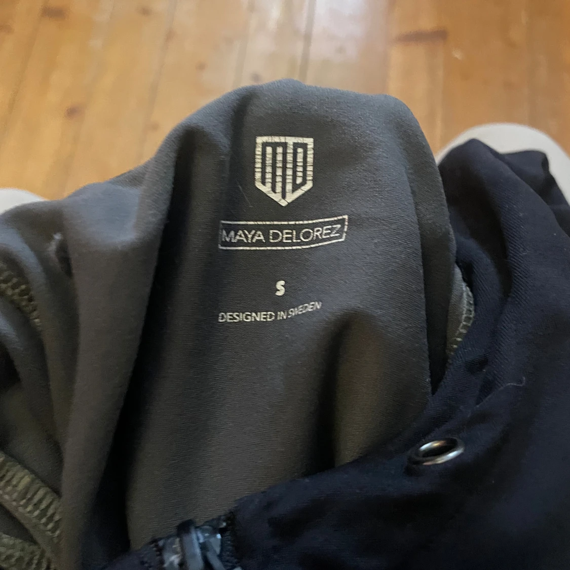Maya delorez svart och grå tröja  - 2