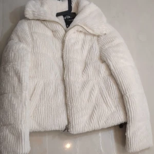 Vit jacka med dragkedja - Så mysig nu i höst och minst lika härlig till våren 🍂🌸 Tips är att passa på nu medan vår- och höstjackor är på rea – när vår säsongen väl är här brukar de kosta betydligt mer. PRISET KAN DISKUTERAS