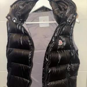Moncler väst - Moncöer väst storlek M men passar även S då den är tight i modell
