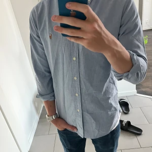 Ljusblå skjorta från Polo Ralph Lauren - Säljer ännu en mycket populär skjorta perfekt för höst/ vinter. Modellen är 178 69kg, kom gärna med frågor och kika profilen för fler populära plagg inför hösten! Priset är ej hugget i sten!