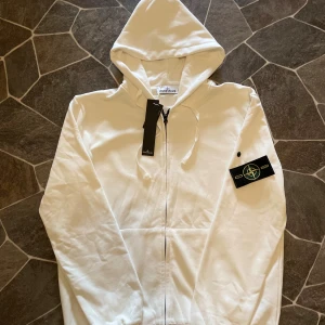 Stone Island Zip - En mycket fin Stone Island zip som aldrig använts. Fick den som present av min farbror men tyckte inte om den därmed vill sälja den.   Priset kan diskuteras!