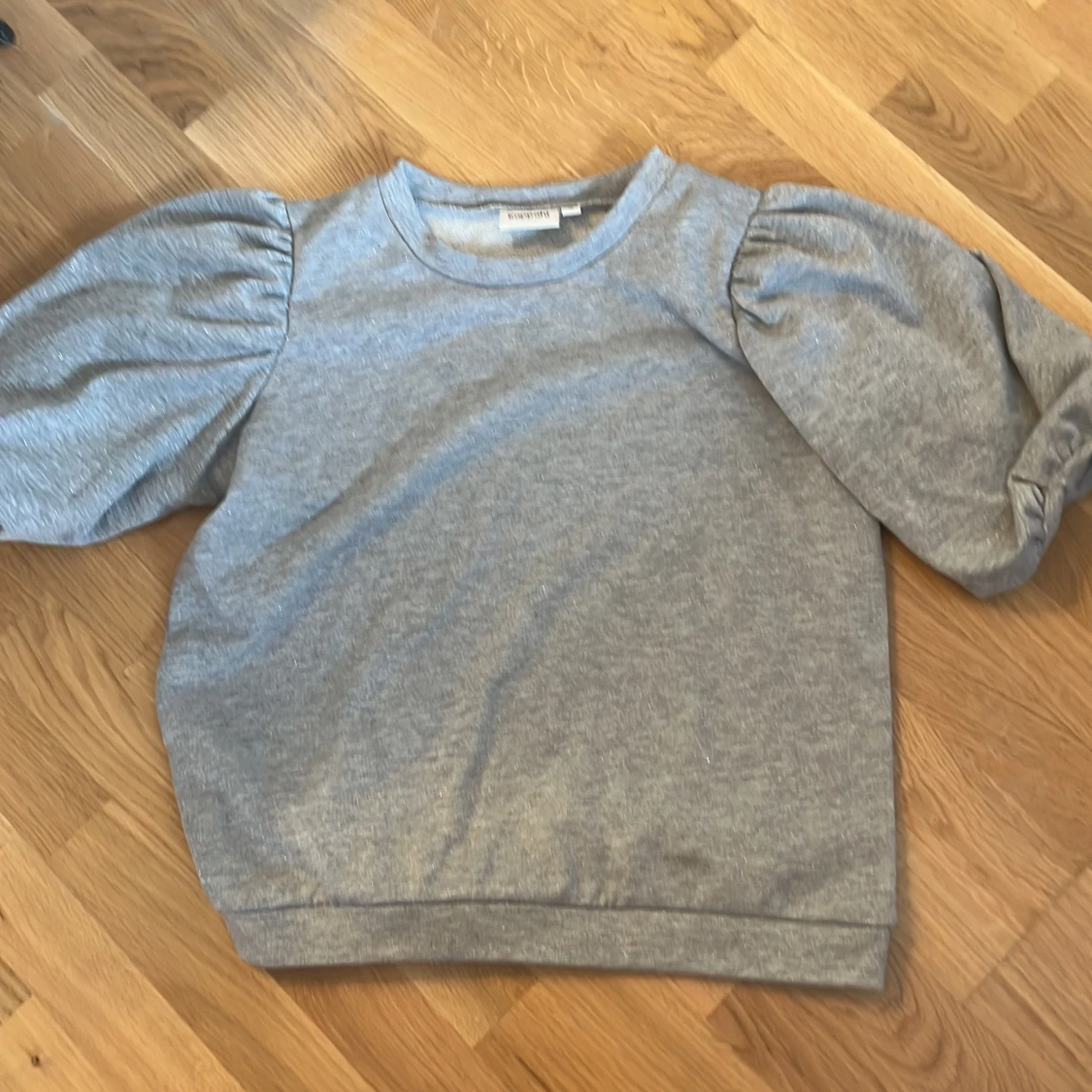 Grå tröja med puffärm från Kappahl