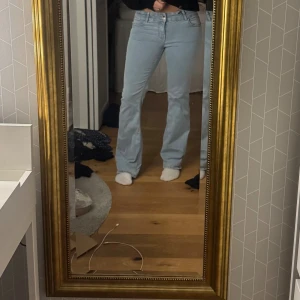 Ljusblå bootcut jeans från Bershka - Säljer ett par ljusblå jeans från Bershka, inga defekter i princip nyskick. De kommer helt enkelt inte till användning bara, storlek 36 passar s/m, jag är 168 för referens. Superfina! Skriv för mer frågor🫰
