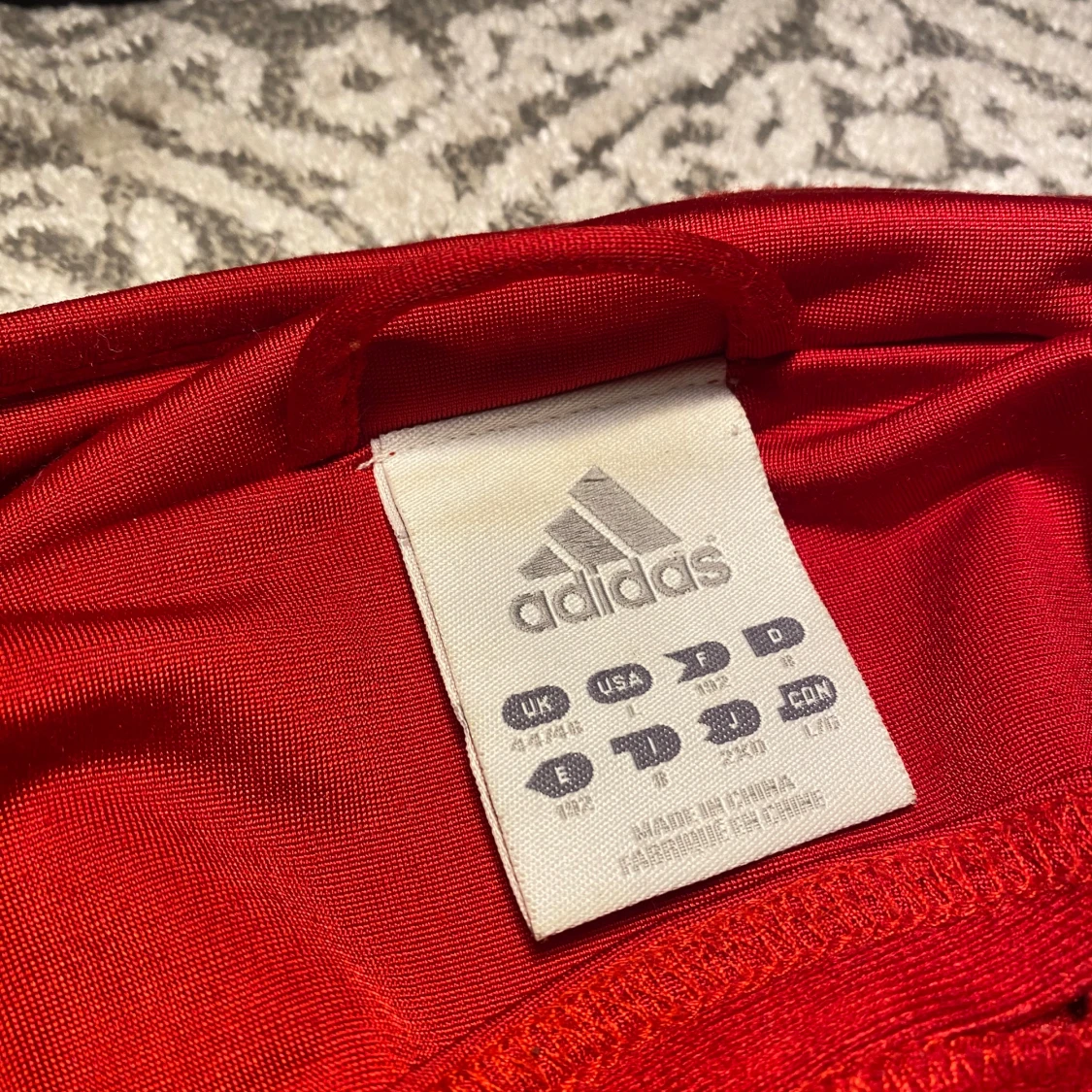 Röd Adidas sweatshirt med vita detaljer - 3