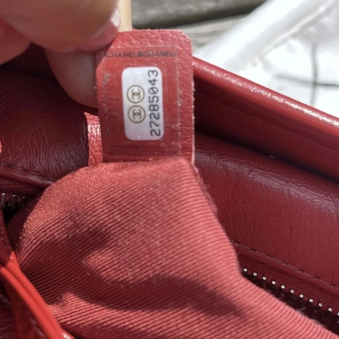 Röd quiltad Chanel axelväska i skinn - 4