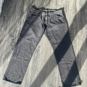 Svarta relaxed jeans från Jack & Jones - Svarta jeans från Jack & Jones i modellen Chris Relaxed. Klassisk femficksdesign, raka ben och normalhög midja. Jeansen är tillverkade i bomull och har en avslappnad passform som ger en chill vibe. Perfekta för dig som gillar en loose och bekväm stil. Har aldrig använt byxorna då dom var för stora så dom är i helt nytt skick