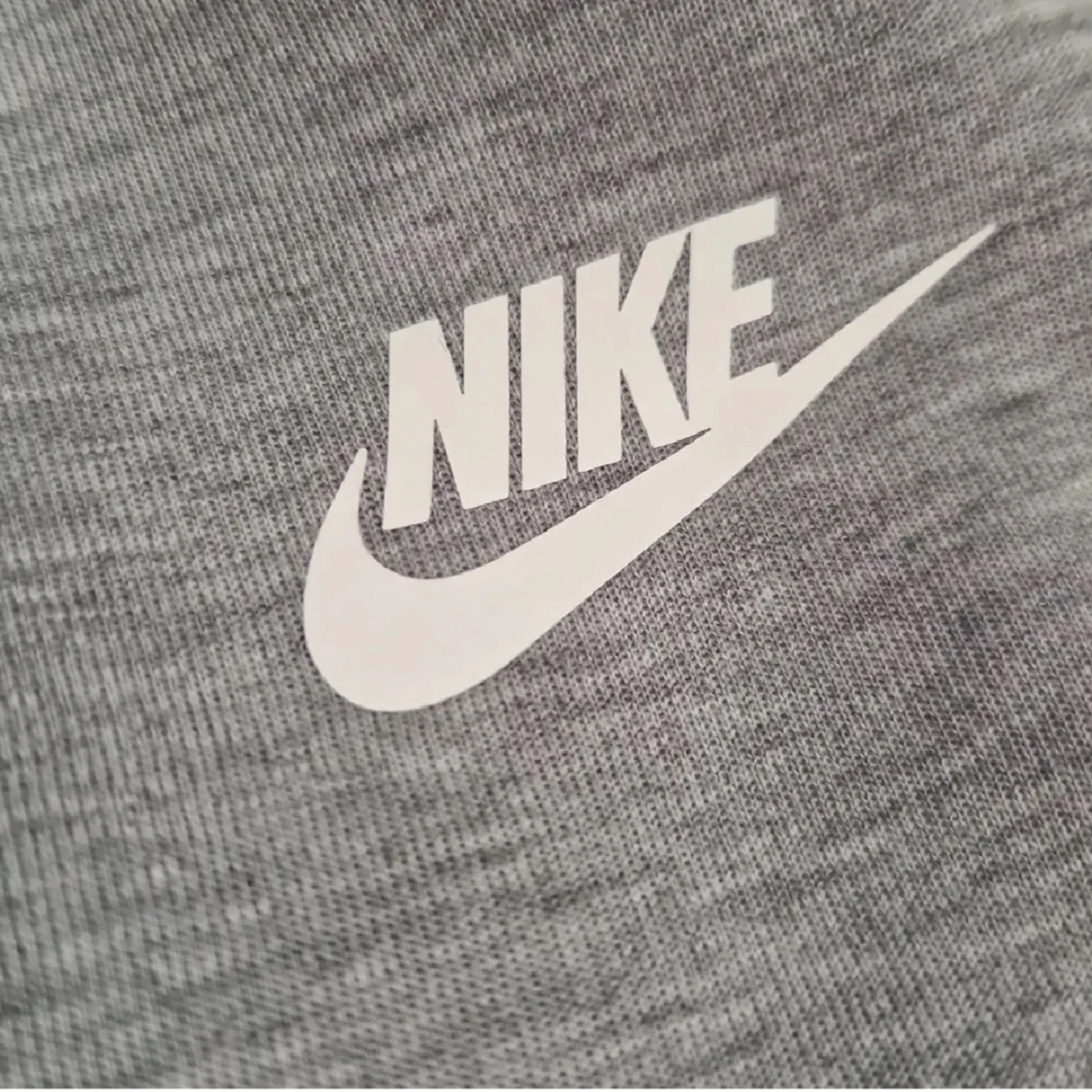 Nike mjukisbyxor i svart och grå - 2