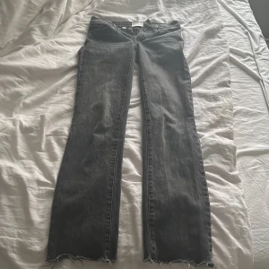 Abrand Jeans - Säljer ett par svartagråa jeans från Abrand Jeans i modellen A '99 Low Straight. Jeansen har låg midja, raka ben. Köpt för över 1000 men går ner i pris för slitet längst ner, skriv om ni har frågor och prisförslag🥰