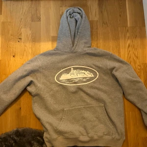 Äkta corteiz hoodie - Hej säljer en äkta corteiz hoodie i storlek M(passar både s och m), säljer för att den inte passar mig, såklart äkta(köpt från hemsida) , skriv om funderingar,går ner i pris vid snabb affär.