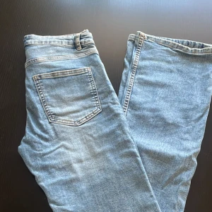 Ljusblå utsvängda jeans - Snygga ljusblå jeans med klassisk femficksdesign och raka ben. Jeansen har normal passform och är tillverkade i mjukt denimtyg. Perfekta för en avslappnad och stilren look.