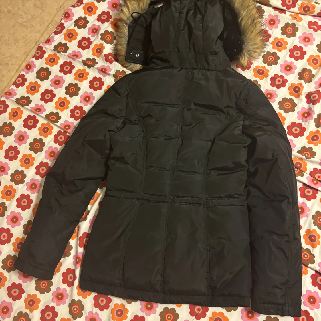 Svart parkasjacka med fuskpäls - 1