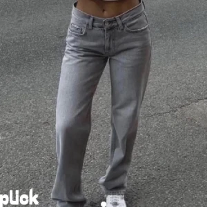 Grå Gina Tricot Low waisted straight jeans - Säljer ett par grå straight low waisted jeans från Gina tricot i strl 34. De sitter perfekt och har en jätteskön passform. Använda högst 5 ggr så de har inga defekter. Andra bilden är från deras egen hemsida. Nypris är 499 kr. Pris kan möjligtvis diskuteras. Skriv om ni har frågor! 💕