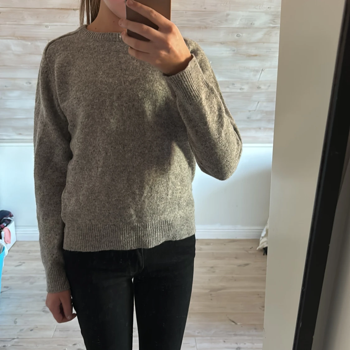 Begie/grå stickad tröja med rund hals