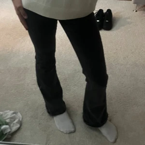 Svarta flared jeans - Jättesötaaaa svarta jeans från Brandy Melville. Storlek 158/164!            Köpta för 399,95 men säljer för 260,❤️ PRIS KAN DISKUTERAS 