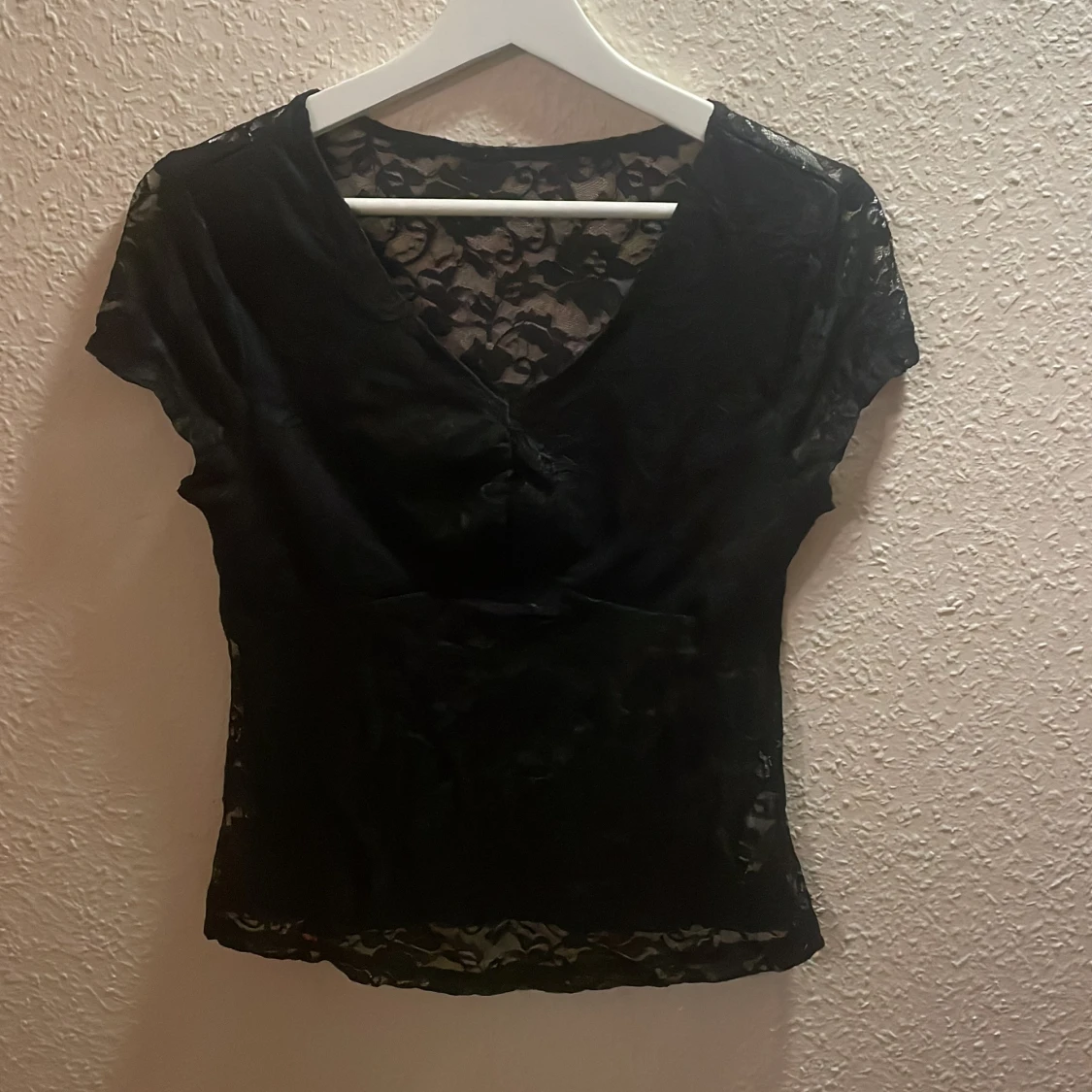 Svart spetsblus med v-ringning
