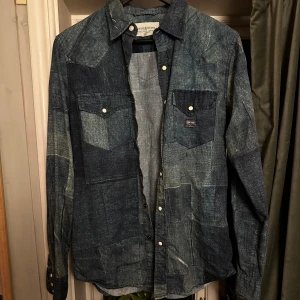 Jeansskjorta från Denim & Supply Ralph Lauren - Säljer en snygg jeansskjorta från Denim & Supply Ralphw Lauren. Skjortan har ett otroligt snyggt patchwork mönster i olika jeans färger. Oerhört snygg och oerhört ovanlig. Storleken är S och passar tts. I princip nyskick.
